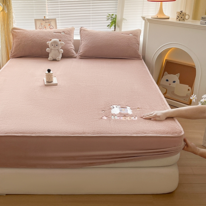 91家纺网 家纺一手货源 找家纺 鑫钰 2023新款高克重A类兔毛绒刺绣床笠 快乐狗-摩卡驼