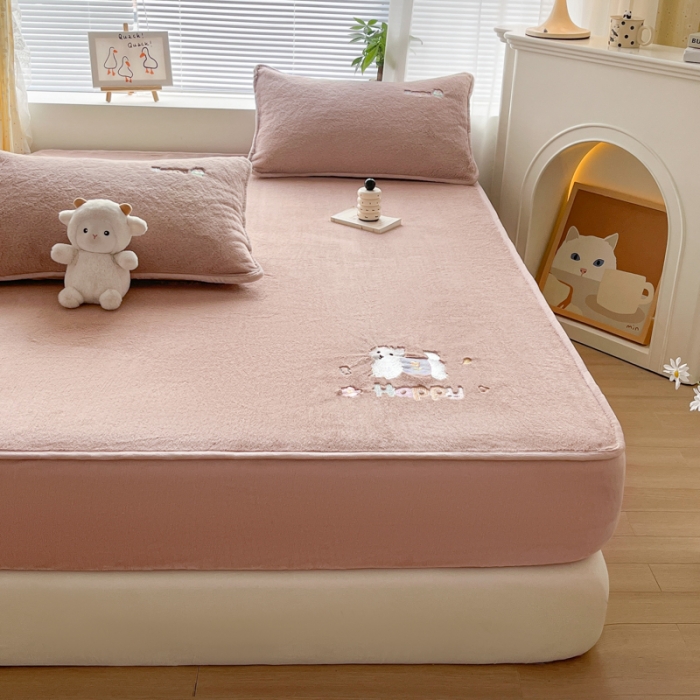 91家纺网 家纺一手货源 找家纺 鑫钰 2023新款高克重A类兔毛绒刺绣床笠 快乐狗-摩卡驼