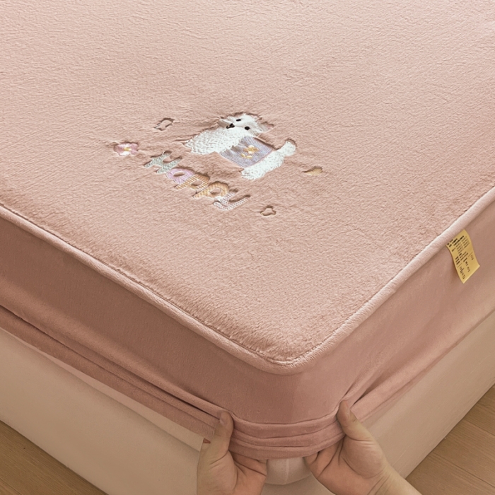 91家纺网 家纺一手货源 找家纺 鑫钰 2023新款高克重A类兔毛绒刺绣床笠 快乐狗-摩卡驼