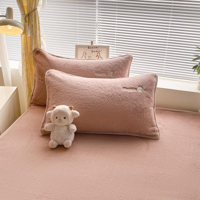 91家纺网 家纺一手货源 找家纺 鑫钰 2023新款高克重A类兔毛绒刺绣床笠 快乐狗-摩卡驼