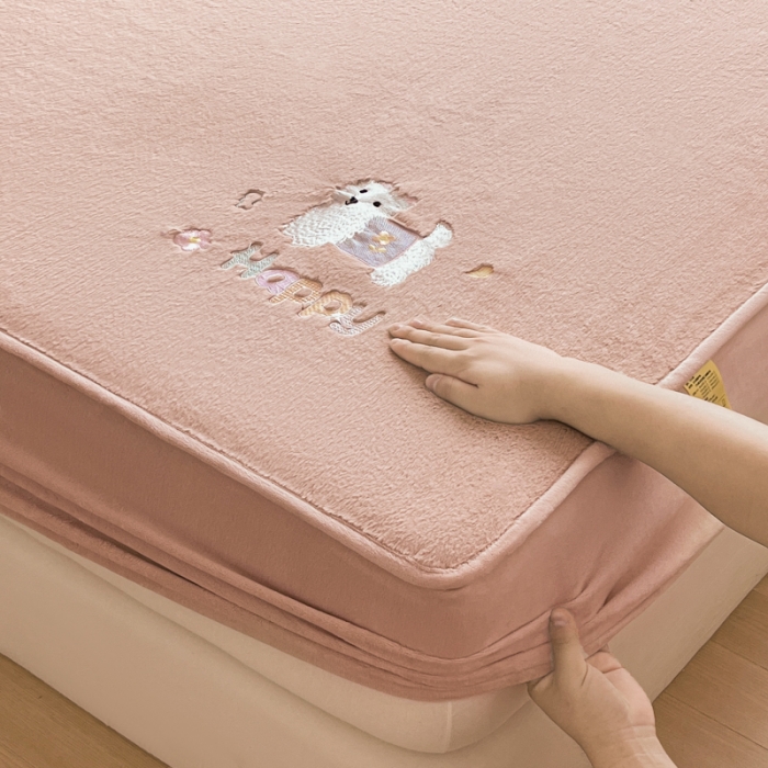 91家纺网 家纺一手货源 找家纺 鑫钰 2023新款高克重A类兔毛绒刺绣床笠 快乐狗-摩卡驼