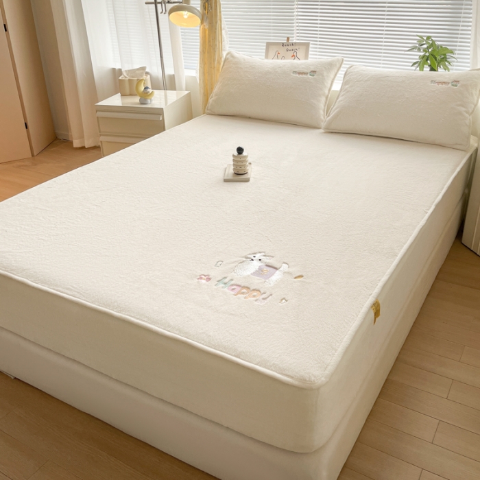 91家纺网 家纺一手货源 找家纺 鑫钰 2023新款高克重A类兔毛绒刺绣床笠 快乐狗-优雅白