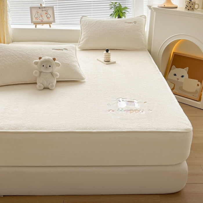 91家纺网 家纺一手货源 找家纺 鑫钰 2023新款高克重A类兔毛绒刺绣床笠 快乐狗-优雅白