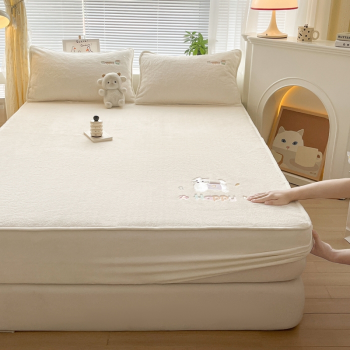 91家纺网 家纺一手货源 找家纺 鑫钰 2023新款高克重A类兔毛绒刺绣床笠 快乐狗-优雅白