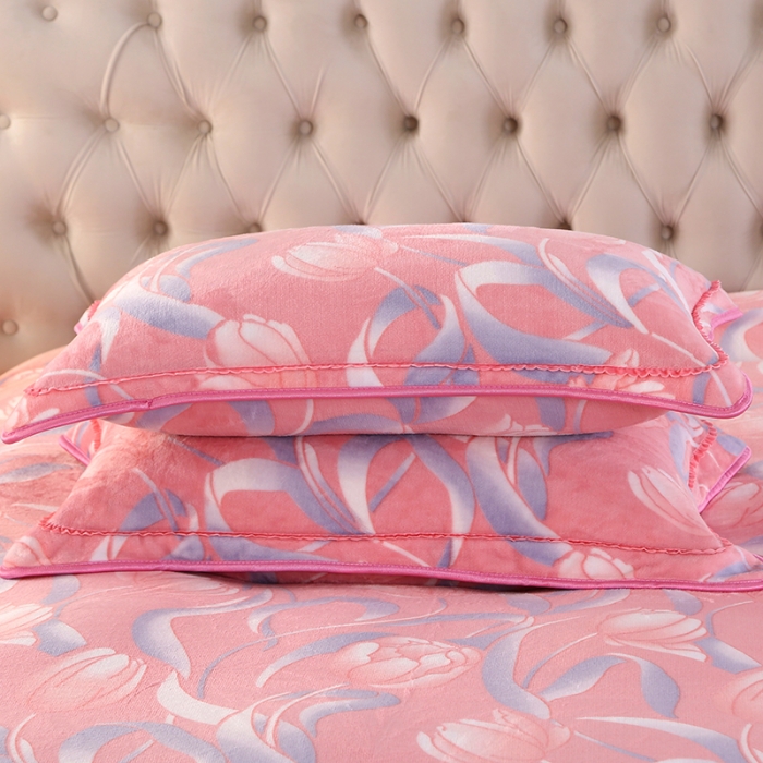 91家纺网 家纺一手货源 找家纺 莱凯家纺 2025新款牛奶绒四件套保暖加厚金貂绒套件 郁金香粉