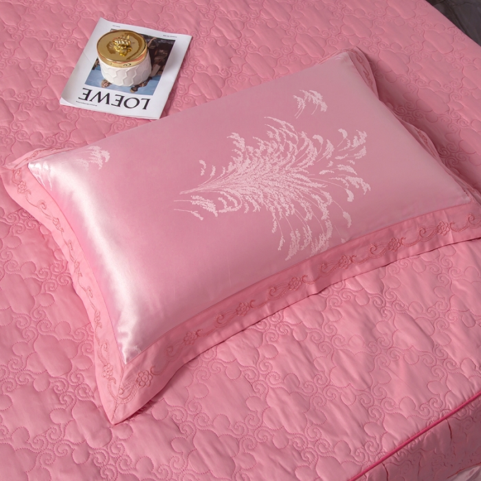 91家纺网 家纺一手货源 找家纺 福丽莱家纺  2023新款贡缎提花床裙四件套（夹棉）粉妆伊人浅粉