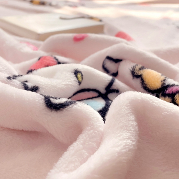 91家纺网 家纺一手货源 找家纺 海岛哥哥 2023新款双面牛奶绒盖毯正版三丽鸥授权系列毛毯 草莓kt