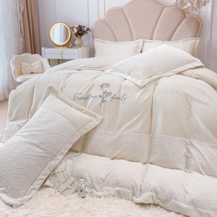 91家纺网 家纺一手货源 找家纺 总梵克保罗2024牛奶绒雕花拼接刺绣款四件套-假日玫瑰（含买家秀）