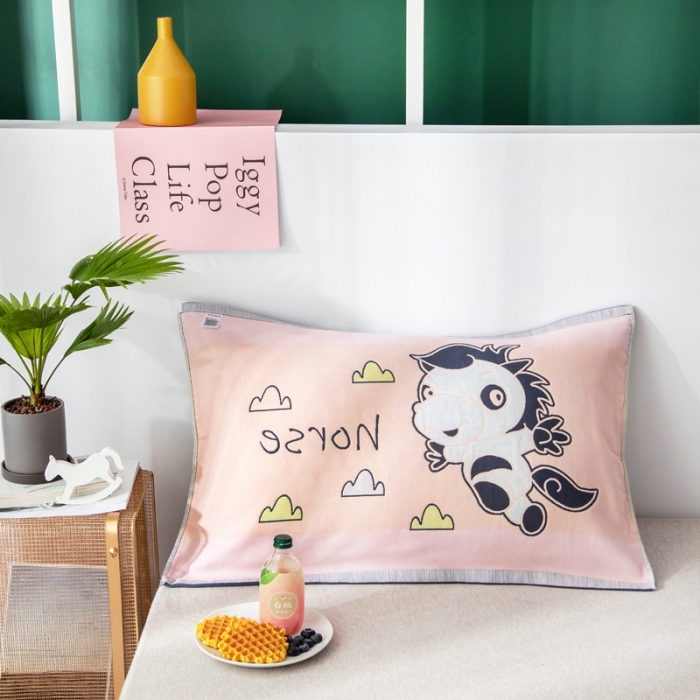 91家纺网 家纺一手货源 找家纺 朴尔家纺 2023新款儿童定位卡通大版花全棉四层纱布枕巾 奔奔马