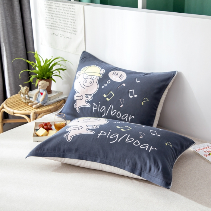 91家纺网 家纺一手货源 找家纺 朴尔家纺 2023新款儿童定位卡通大版花全棉四层纱布枕巾 兜兜猪