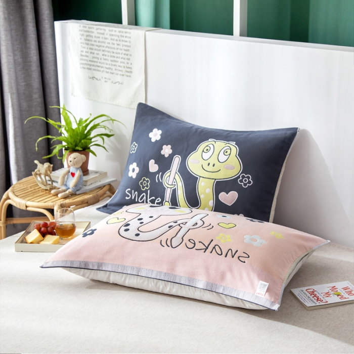 91家纺网 家纺一手货源 找家纺 朴尔家纺 2023新款儿童定位卡通大版花全棉四层纱布枕巾 花花蛇