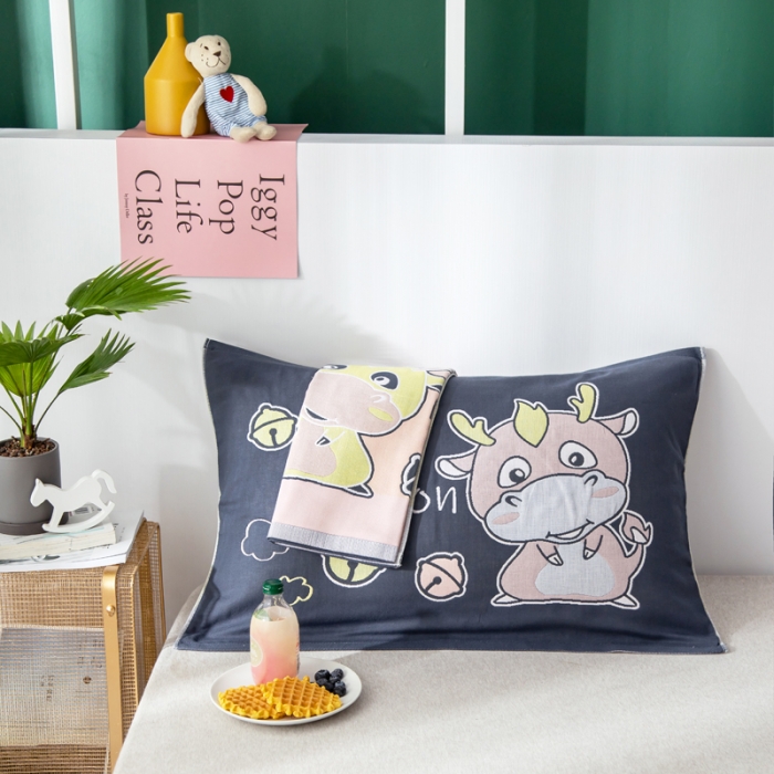 91家纺网 家纺一手货源 找家纺 朴尔家纺 2023新款儿童定位卡通大版花全棉四层纱布枕巾 犄角龙