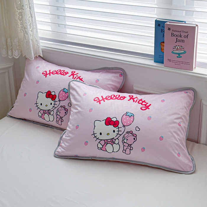 91家纺网 家纺一手货源 找家纺 蘭菲家纺 2023新款宝宝绒卡通印花四件套及单品 草莓派