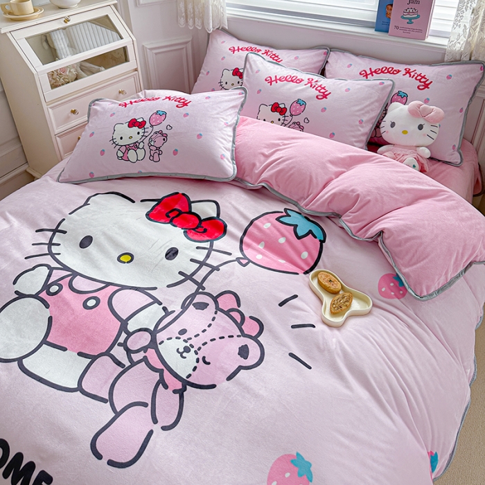 91家纺网 家纺一手货源 找家纺 蘭菲家纺 2023新款宝宝绒卡通印花四件套及单品 草莓派