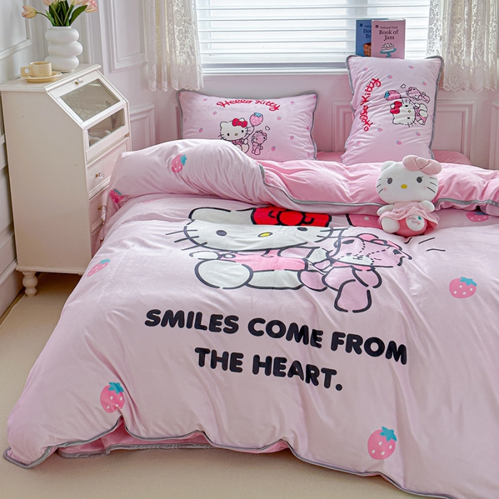 91家纺网 家纺一手货源 找家纺 蘭菲家纺 2023新款宝宝绒卡通印花四件套及单品 草莓派