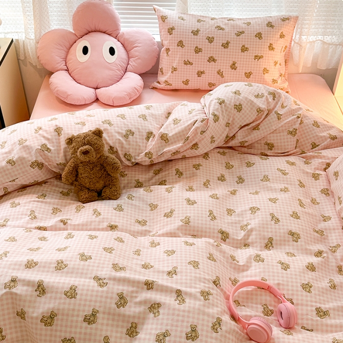 91家纺网 家纺一手货源 找家纺 昔可 2023新款全棉小卡通爱心四件套 粉格小熊