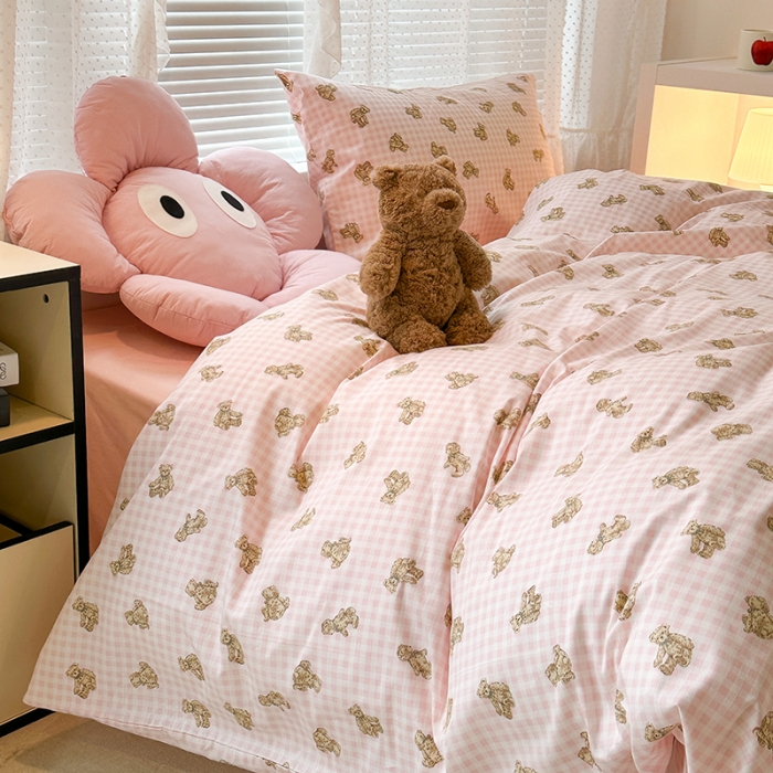 91家纺网 家纺一手货源 找家纺 昔可 2023新款全棉小卡通爱心四件套 粉格小熊