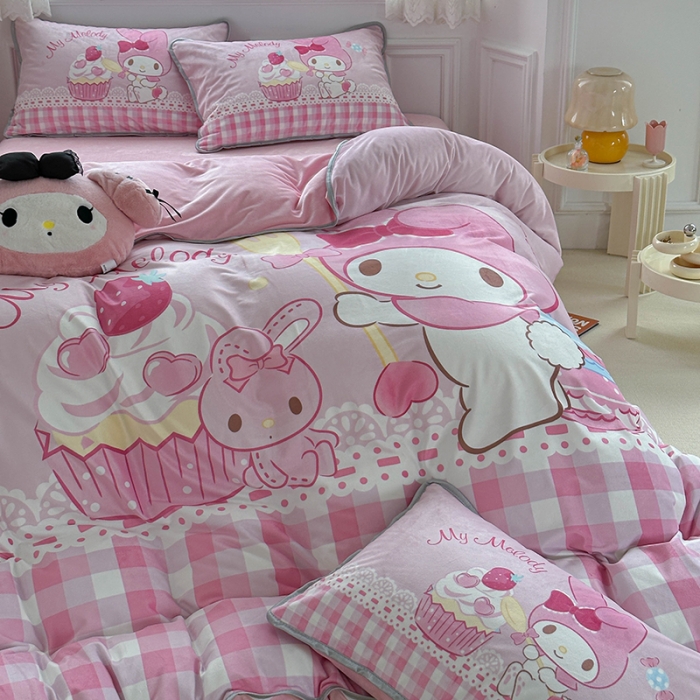 91家纺网 家纺一手货源 找家纺 蘭菲家纺 2023新款宝宝绒卡通印花四件套及单品 节日快乐