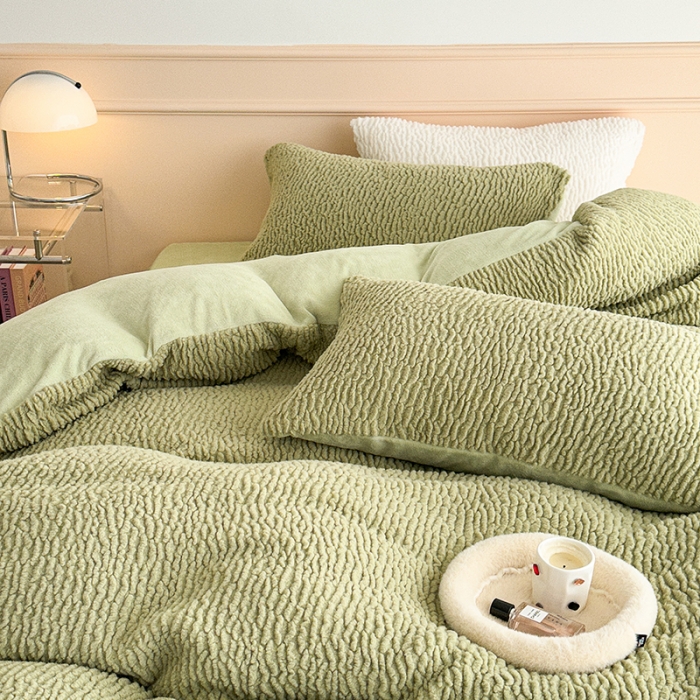 91家纺网 家纺一手货源 找家纺 昔可 2023新款纯色泡芙云朵绒四件套 松叶绿