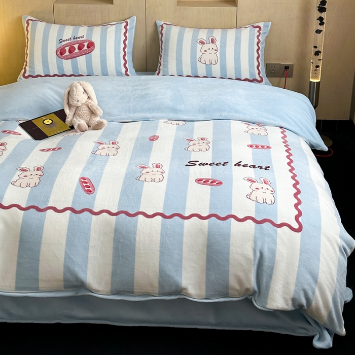 91家纺网 家纺一手货源 找家纺 昔可 2023新款大版数码印花牛奶绒四件套 草莓魔法棒兔