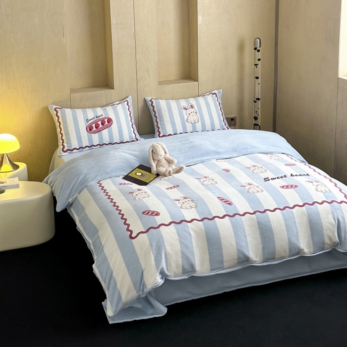 91家纺网 家纺一手货源 找家纺 昔可 2023新款大版数码印花牛奶绒四件套 草莓魔法棒兔