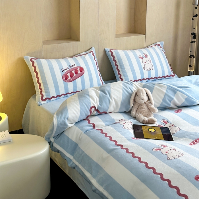 91家纺网 家纺一手货源 找家纺 昔可 2023新款大版数码印花牛奶绒四件套 草莓魔法棒兔