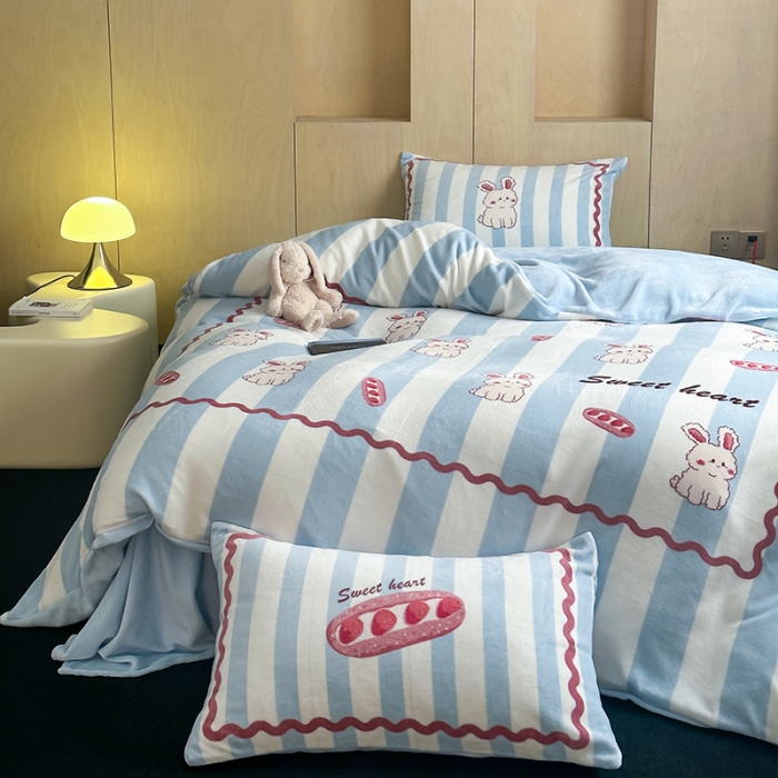 91家纺网 家纺一手货源 找家纺 昔可 2023新款大版数码印花牛奶绒四件套 草莓魔法棒兔