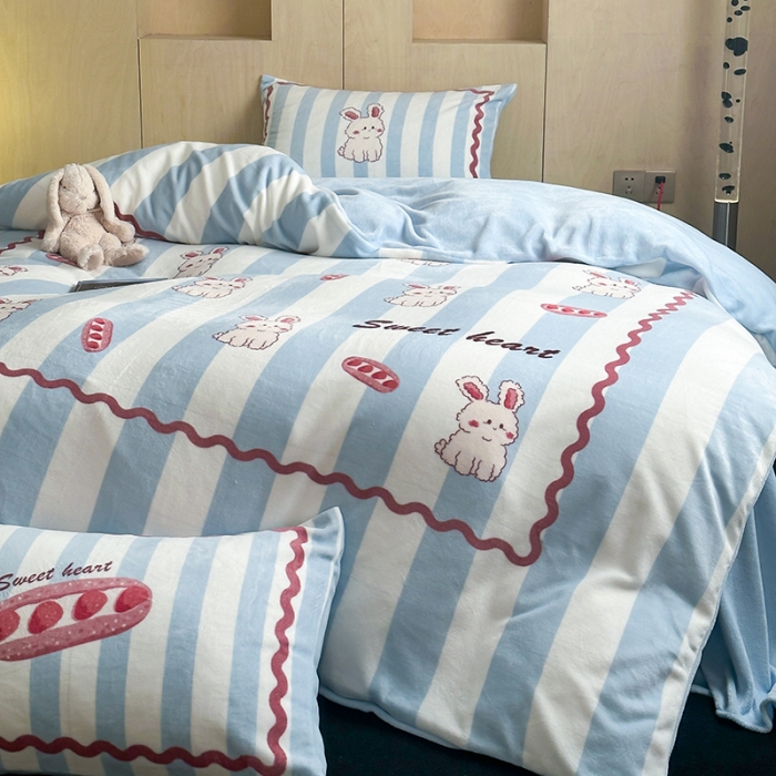 91家纺网 家纺一手货源 找家纺 昔可 2023新款大版数码印花牛奶绒四件套 草莓魔法棒兔