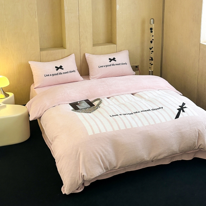 91家纺网 家纺一手货源 找家纺 昔可 2023新款大版数码印花牛奶绒四件套 粉色赫本蝴蝶结