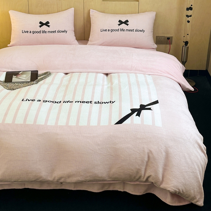 91家纺网 家纺一手货源 找家纺 昔可 2023新款大版数码印花牛奶绒四件套 粉色赫本蝴蝶结