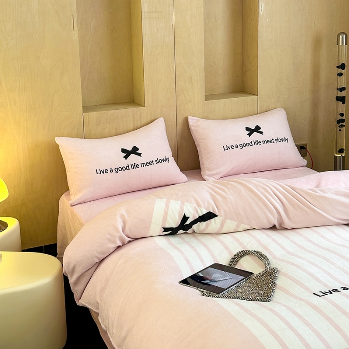 91家纺网 家纺一手货源 找家纺 昔可 2023新款大版数码印花牛奶绒四件套 粉色赫本蝴蝶结