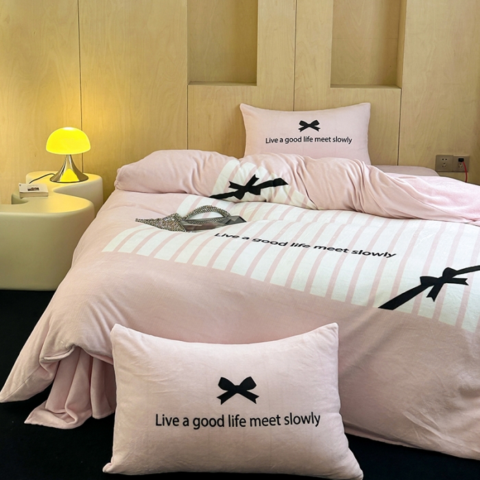 91家纺网 家纺一手货源 找家纺 昔可 2023新款大版数码印花牛奶绒四件套 粉色赫本蝴蝶结