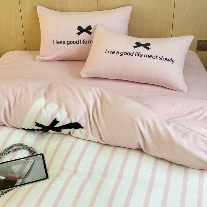 91家纺网 家纺一手货源 找家纺 昔可 2023新款大版数码印花牛奶绒四件套 粉色赫本蝴蝶结