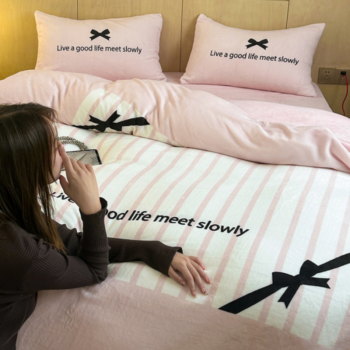 91家纺网 家纺一手货源 找家纺 昔可 2023新款大版数码印花牛奶绒四件套 粉色赫本蝴蝶结