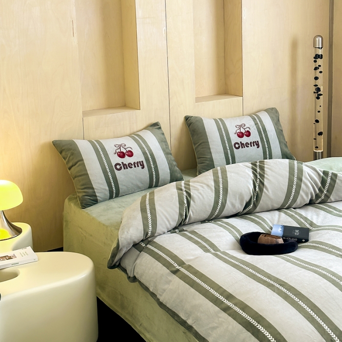 91家纺网 家纺一手货源 找家纺 昔可 2023新款大版数码印花牛奶绒四件套 复古丝带樱桃