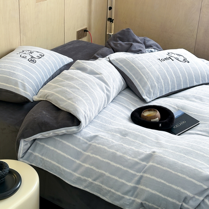 91家纺网 家纺一手货源 找家纺 昔可 2023新款大版数码印花牛奶绒四件套 灰条绅士猫