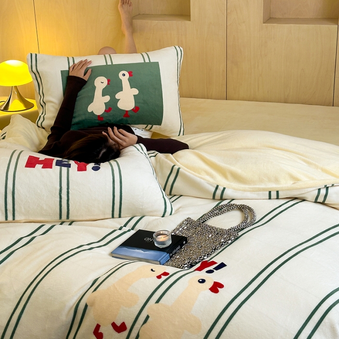 91家纺网 家纺一手货源 找家纺 昔可 2023新款大版数码印花牛奶绒四件套 简约绿条鸭鸭