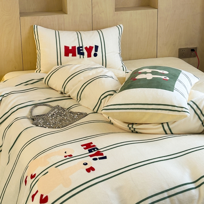 91家纺网 家纺一手货源 找家纺 昔可 2023新款大版数码印花牛奶绒四件套 简约绿条鸭鸭