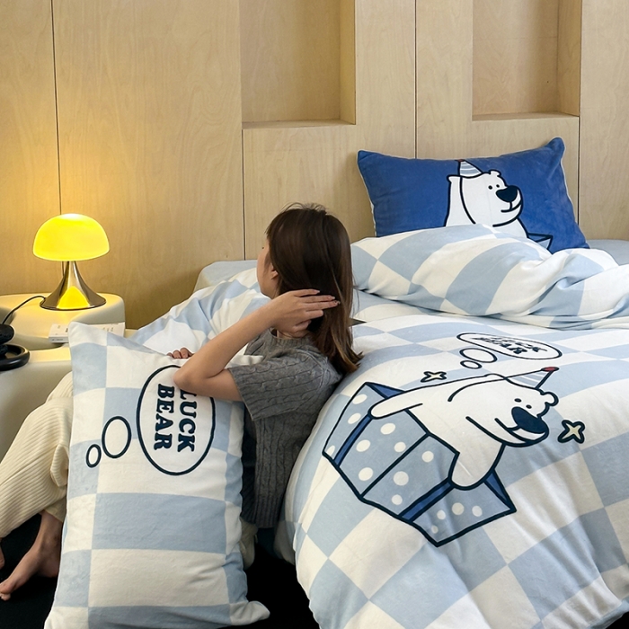 91家纺网 家纺一手货源 找家纺 昔可 2023新款大版数码印花牛奶绒四件套 蓝格礼物熊