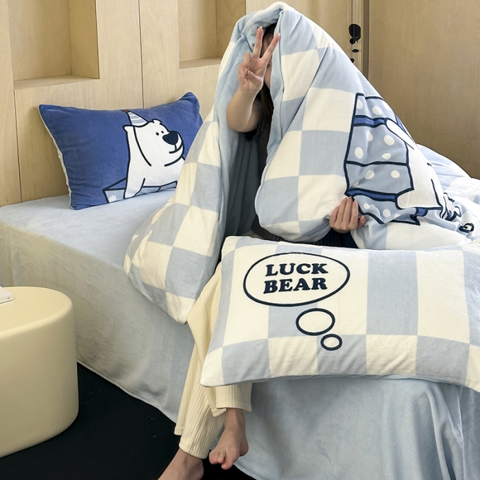 91家纺网 家纺一手货源 找家纺 昔可 2023新款大版数码印花牛奶绒四件套 蓝格礼物熊