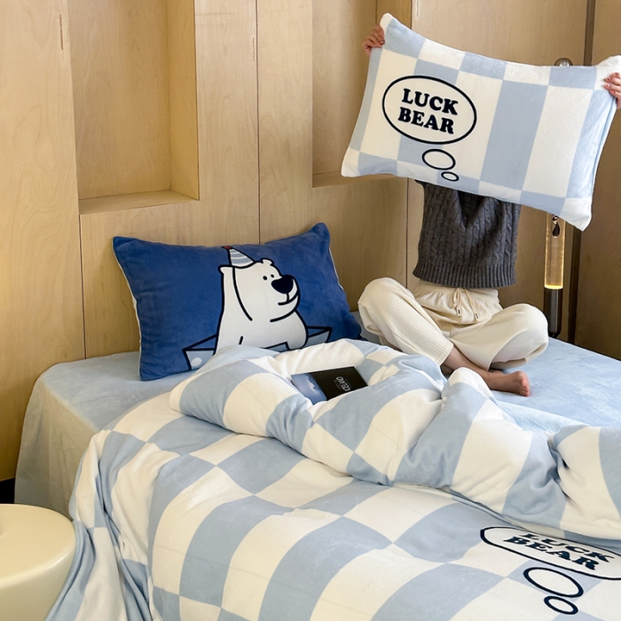 91家纺网 家纺一手货源 找家纺 昔可 2023新款大版数码印花牛奶绒四件套 蓝格礼物熊