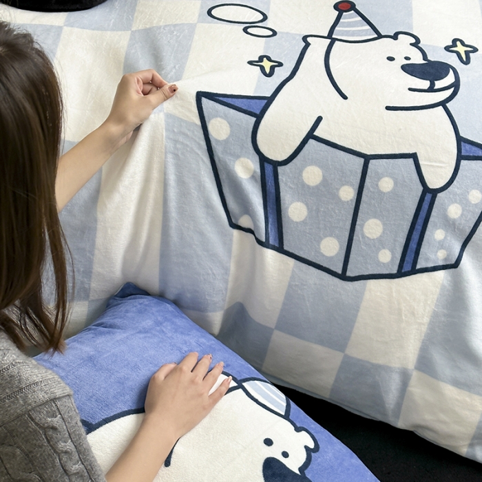 91家纺网 家纺一手货源 找家纺 昔可 2023新款大版数码印花牛奶绒四件套 蓝格礼物熊