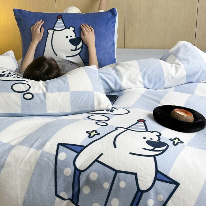 91家纺网 家纺一手货源 找家纺 昔可 2023新款大版数码印花牛奶绒四件套 蓝格礼物熊