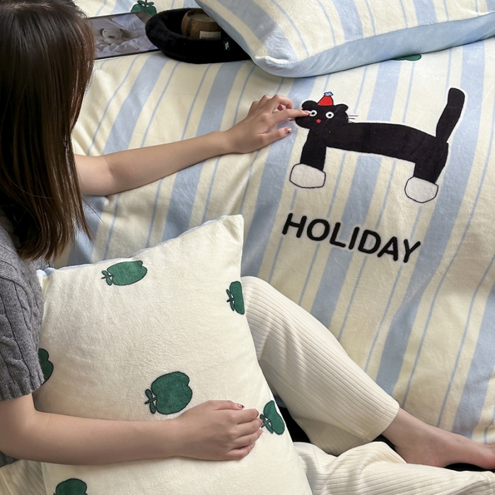 91家纺网 家纺一手货源 找家纺 昔可 2023新款大版数码印花牛奶绒四件套 绿苹果小黑猫