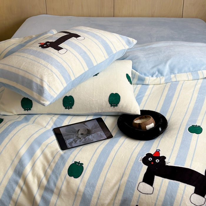 91家纺网 家纺一手货源 找家纺 昔可 2023新款大版数码印花牛奶绒四件套 绿苹果小黑猫