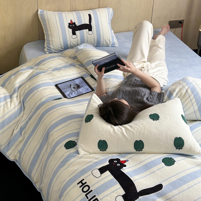 91家纺网 家纺一手货源 找家纺 昔可 2023新款大版数码印花牛奶绒四件套 绿苹果小黑猫