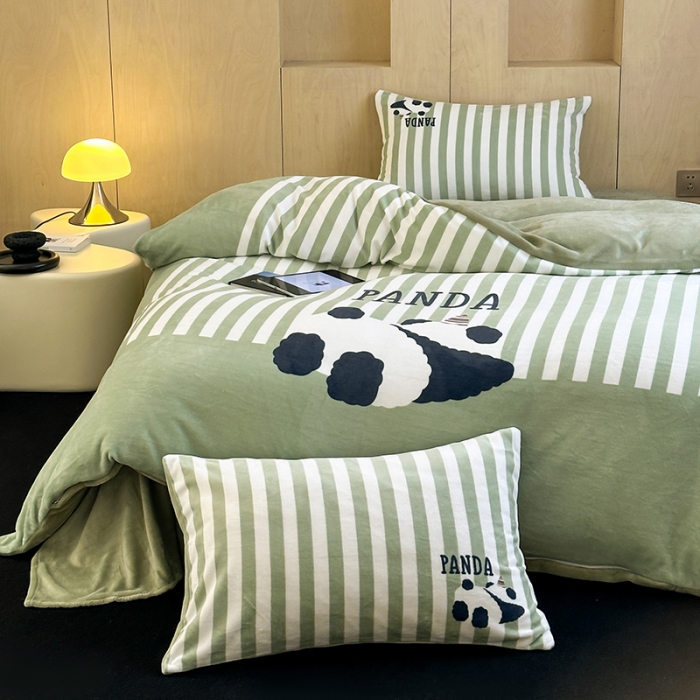 91家纺网 家纺一手货源 找家纺 昔可 2023新款大版数码印花牛奶绒四件套 趴趴熊猫