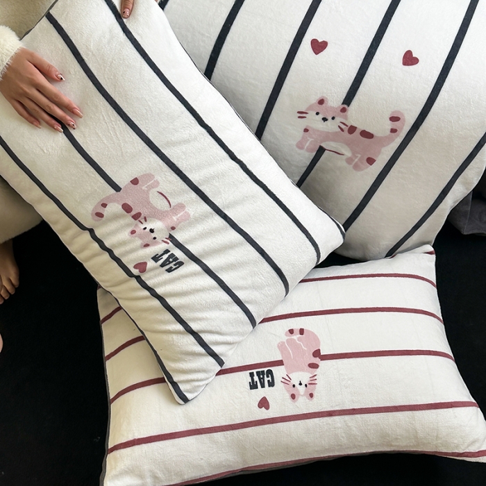 91家纺网 家纺一手货源 找家纺 昔可 2023新款大版数码印花牛奶绒四件套 拼接条纹爱心猫