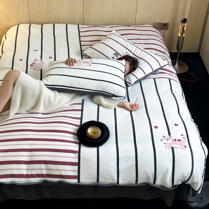 91家纺网 家纺一手货源 找家纺 昔可 2023新款大版数码印花牛奶绒四件套 拼接条纹爱心猫