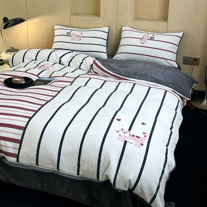 91家纺网 家纺一手货源 找家纺 昔可 2023新款大版数码印花牛奶绒四件套 拼接条纹爱心猫